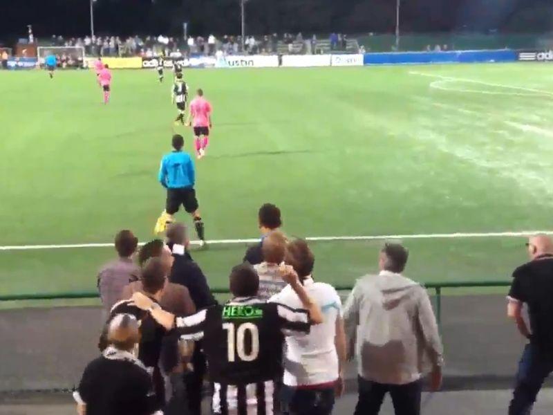 (VIDEO) Cum se distrează un grup de suporteri suedezi pe seama arbitrului asistent, în timpul unui meci