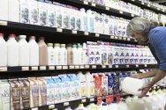 Asaltul străinilor : Laptele românesc nu va mai avea loc pe rafturile magazinelor