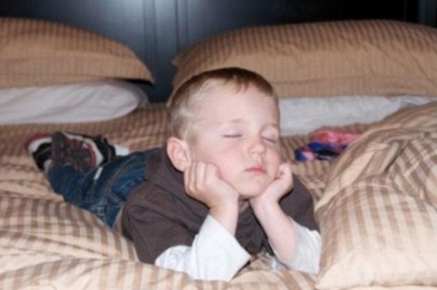 GALERIE FOTO: Cele mai bizare poziţii în care dorm copiii