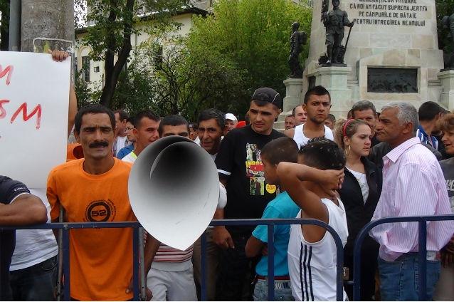 Romii protestează la uşa lui Băsescu: "Vrem să muncim, nu vrem să cerşim!"