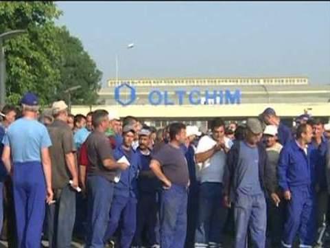 Proteste la Oltchim: Un muncitor a leşinat, 15 angajaţi Oltchim au intrat în greva foamei