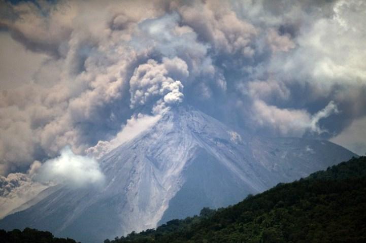 Fuego s-a trezit şi erupe! Zeci de mii de persoane evacuate, în urma celei puternice erupţii a vulcanului din ultimul deceniu (VIDEO)