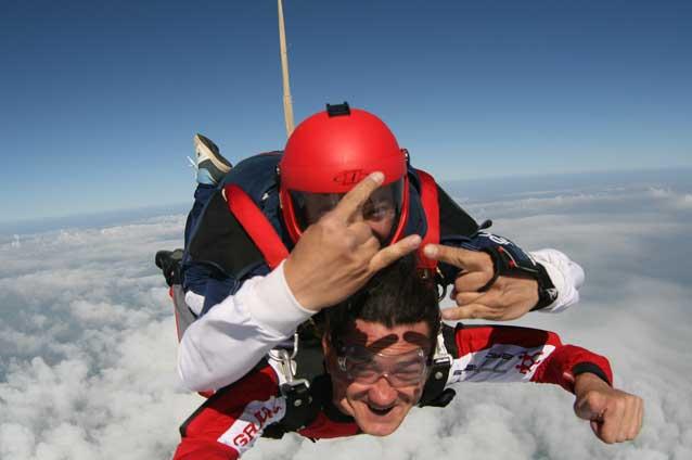 Paraşutiştii profesionişti se pot perfecţiona, saptamana viitoare, la Clinceni, la  Bucharest Skydiving Boogie