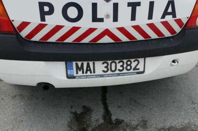 O maşină a poliţiei care circula pe contrasens s-a ciocnit frontal cu un Opel Astra