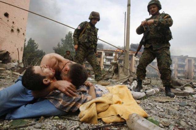 Val de crime în Afganistan. Trei atentate asupra truplor NATO. De partea cealaltă, peste 30 de insurgenţi şi civili ucişi de bombardamente