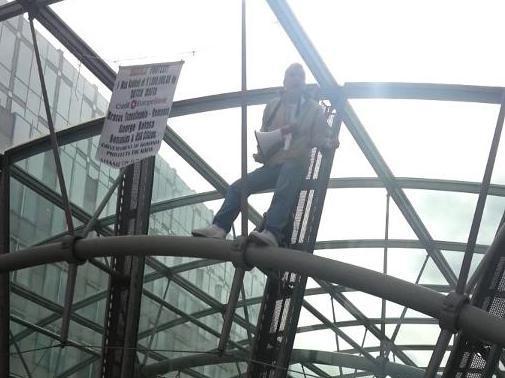 Protest la fereastra Parlamentului European: Român încătuşat după ce a strigat împotriva lui Barroso