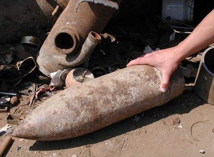 Un arădean a găsit 10 obuze din al Doilea Război Mondial şi a vrut să le vândă la fier vechi