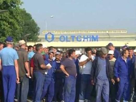 Angajaţii Oltchim primesc ajutoare sociale de urgenţă de câte 1.400 lei, în două tranşe
