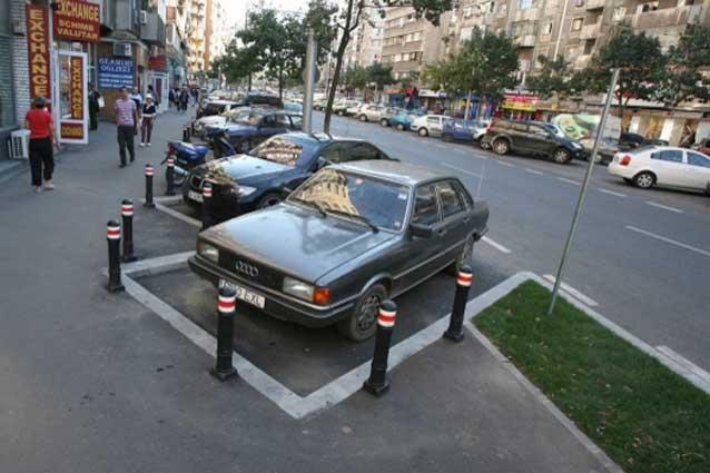 Proiect de lege: 500 de lei AMENDĂ pentru şoferii care blochează maşinile parcate regulamentar
