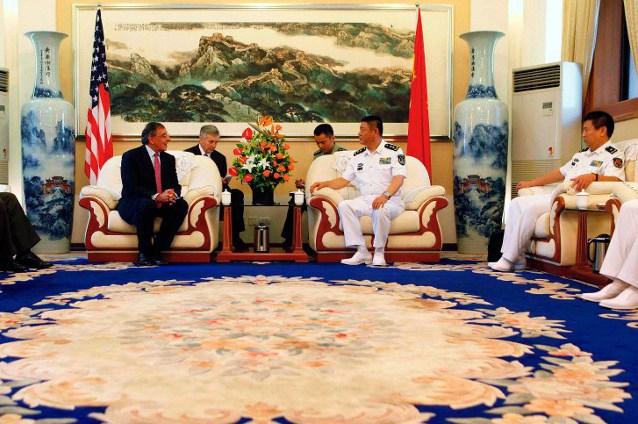 TENSIUNI ÎN ASIA: Şeful Pentagonului, vizită fără precedent la baza navală chineză de la Qingdao (VIDEO)