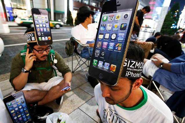 Iphone 5 dezlanţuit: Fanii Apple din întreaga lume au pus mana pe noul model de telefon