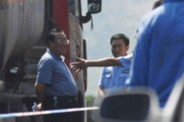 Ce a păţit un poliţist chinez care zâmbea la locul unui accident soldat cu 36 de morţi