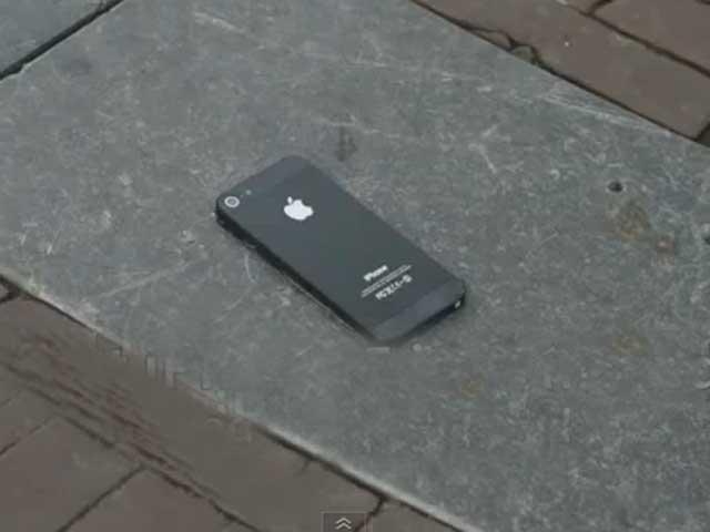 VIDEO. Un iPhone5 lipit de asfalt e dorit la fel de mult ca unul din magazin