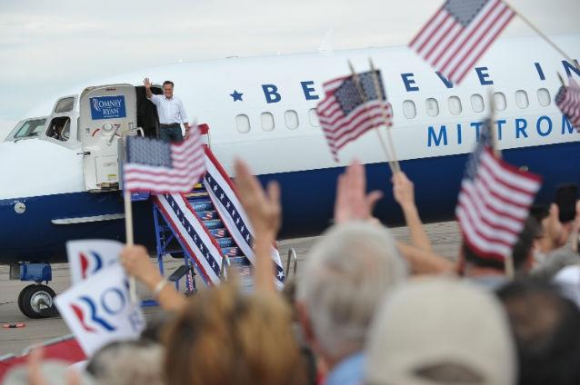 Candidatul la preşedinţia SUA, Mitt Romney, supărat că ferestrele avioanelor nu se deschid