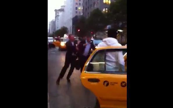 Urmăreşte cum doi oameni de afaceri respectabili, îmbrăcaţi la costum, se bat pentru un taxi, la New York (VIDEO)
