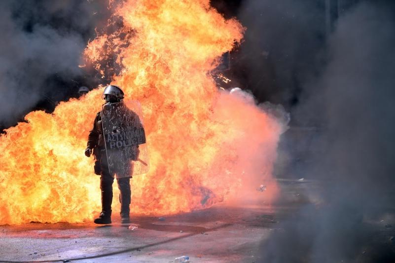 Grecia este paralizată de de protestele violente de la Atena şi de greva generală de 24 de ore