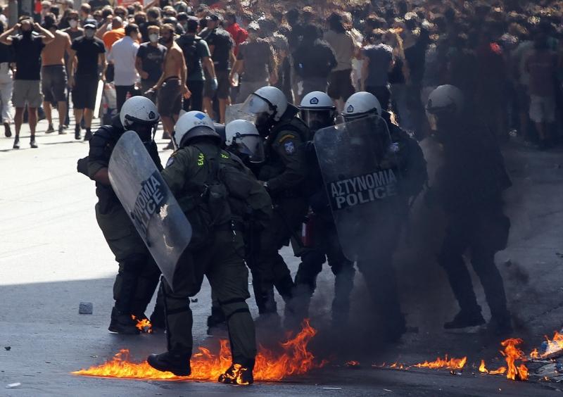 Grecia este paralizată de de protestele violente de la Atena şi de greva generală de 24 de ore 18138657