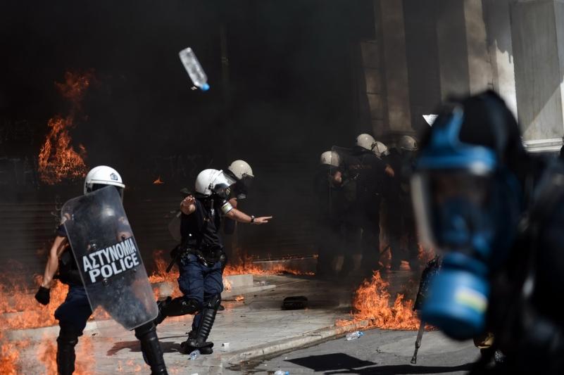 Grecia este paralizată de de protestele violente de la Atena şi de greva generală de 24 de ore 18138659