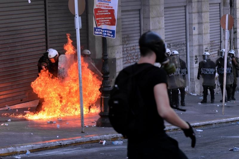 Grecia este paralizată de de protestele violente de la Atena şi de greva generală de 24 de ore 18138665