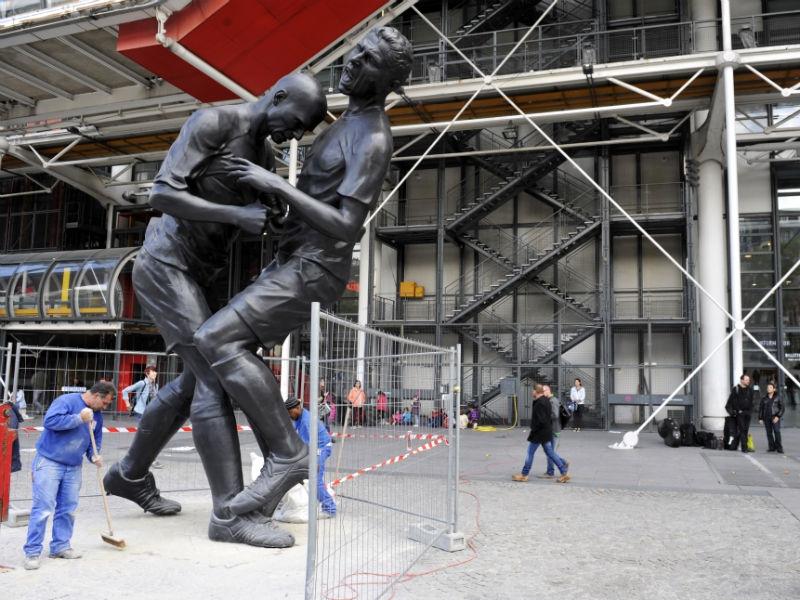O statuie cu Zidane lovindu-l cu capul pe Materazzi, ridicată în faţa muzeului de artă modernă din Paris