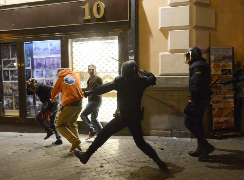 Proteste deosebit de violente la Madrid în timpul nopţii dintre 25-26 septembrie 2012 18132129