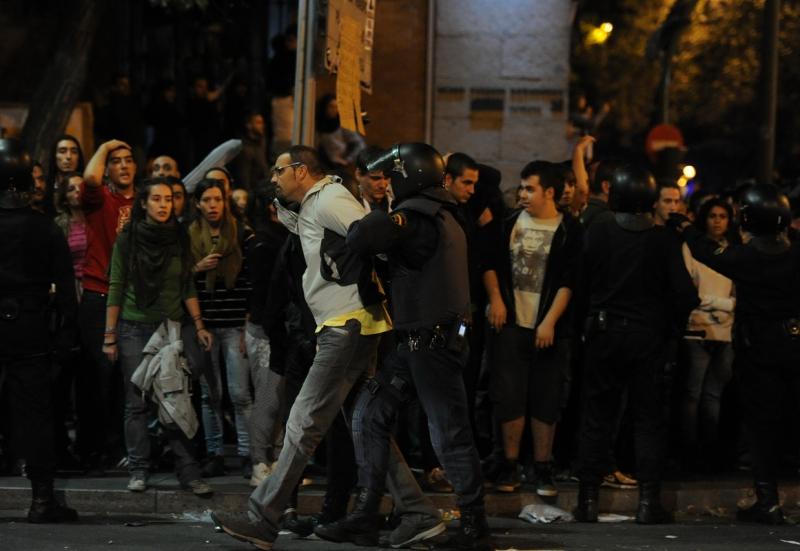 Proteste deosebit de violente la Madrid în timpul nopţii dintre 25-26 septembrie 2012 18132134