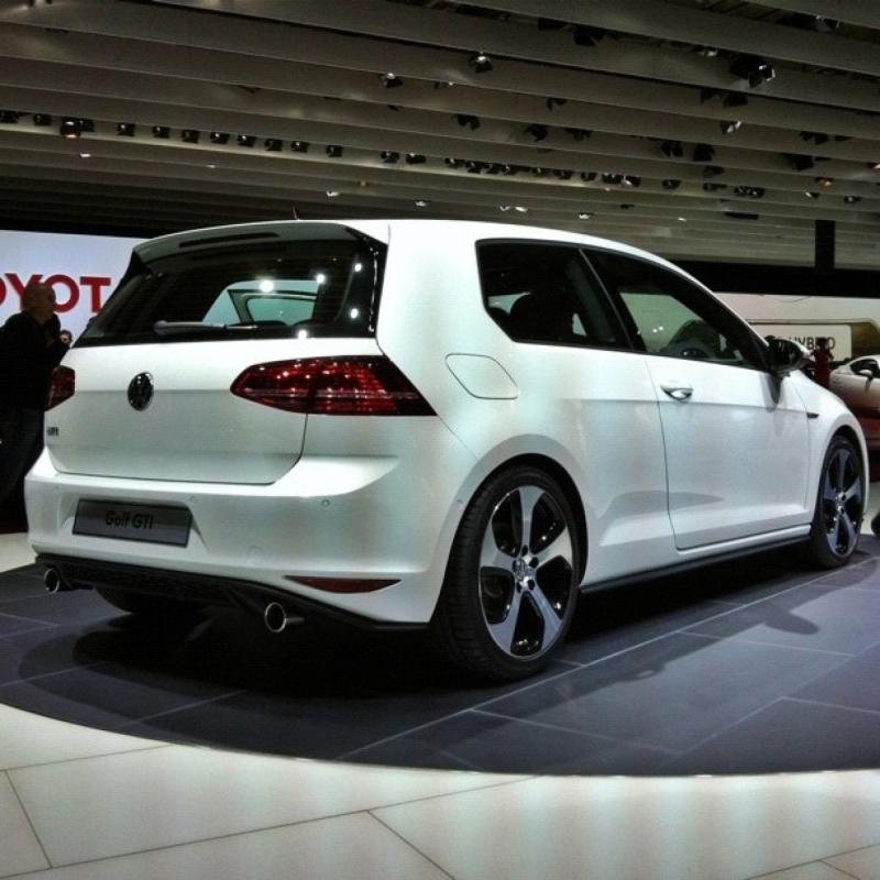 Salonul Auto de la Paris 2012 - Prima zi în imagini 18205311