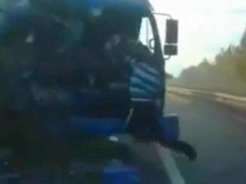 (VIDEO) NOROC INCREDIBIL! Un şofer de camion rămâne nevătămat după o coliziune frontală cu alt camion