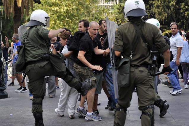 Violenţe în Atena: Peste 30.000 de greci protestează împotriva noilor măsuri de austeritate (VIDEO)