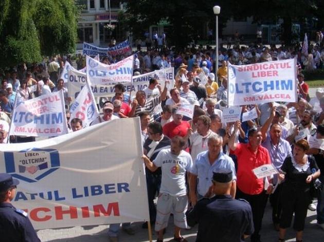 Continuă protestele la Oltchim: Sute de angajaţi s-au adunat în faţa combinatului