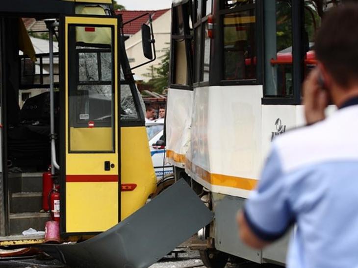Două tramvaie s-au ciocnit la Arad: Trei persoane, între care un copil, au fost rănite