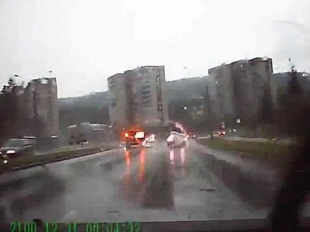 Maşină lovită de fulger în trafic. Vezi imagini INCREDIBILE (VIDEO)