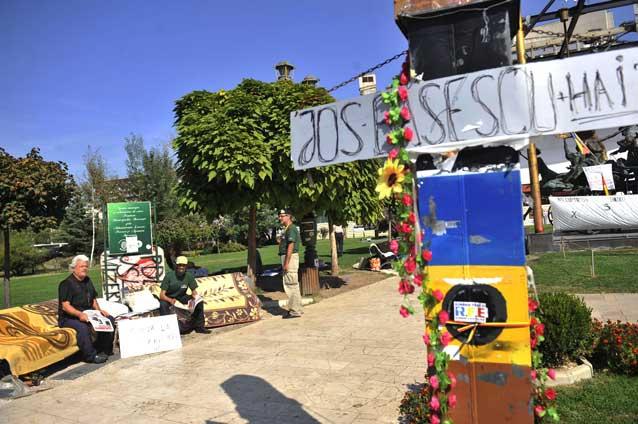 Revoluţionar la infinit: şi-a lăsat casa, doarme în Piaţă de şapte luni. “Un om normal aici ar trebui să fie” 18273871