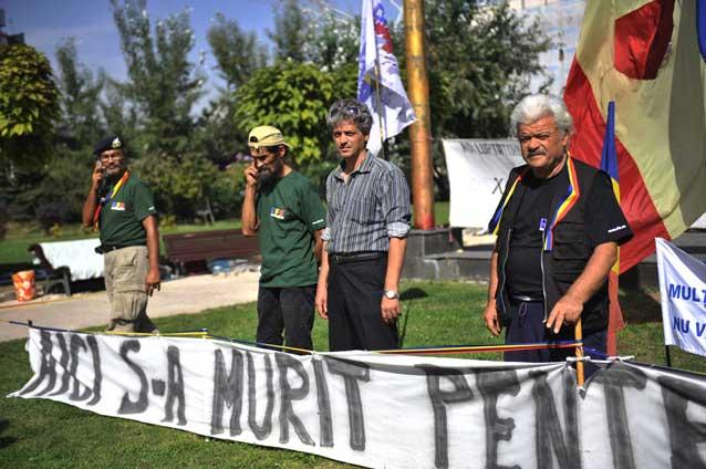 Revoluţionar la infinit: şi-a lăsat casa, doarme în Piaţă de şapte luni. “Un om normal aici ar trebui să fie” 18273873