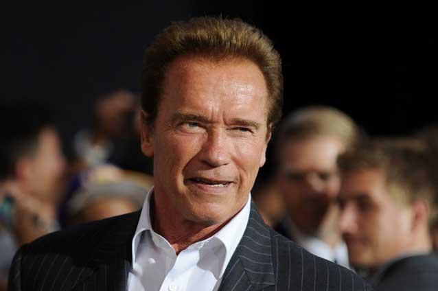 Schwarzenegger îşi pune ţărână în cap