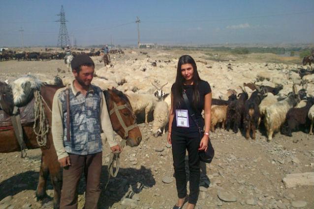 FOTO: Elena Băsescu, alături de oi şi capre în Georgia