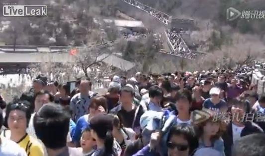 Zidul Chinezesc s-ar putea prăbuşi din cauza numărului exagerat de vizitatori (VIDEO)