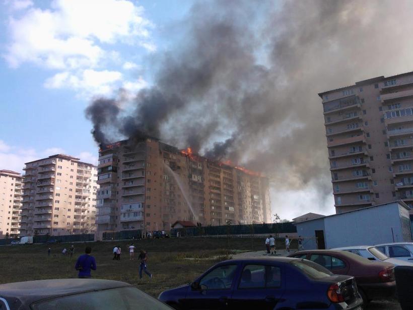 Bloc în flăcări într-un complex rezidenţial de la marginea Capitalei. Locatarii afectaţi se vor muta în hotelurile dezvoltatorului (VIDEO)