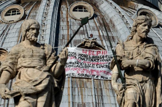 Un bărbat protestează pe Basilica Sf. Petru din Vatican: Destulă Europă. Destule multinaţionale