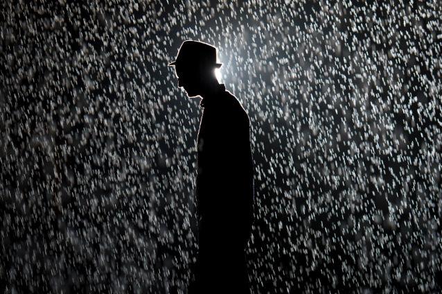 Expoziţie la Londra: Ploaia care nu te udă