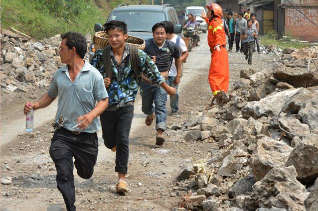 Tragedie în China: 5 copii morţi şi 13 îngropaţi în urma unei alunecări de teren