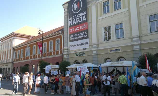 Curtea de Apel Ploieşti a amânat Cazul &quot;Miko”! Lanţ viu în jurul Colegiului &quot;Miko” din Sfântu Gheorghe!