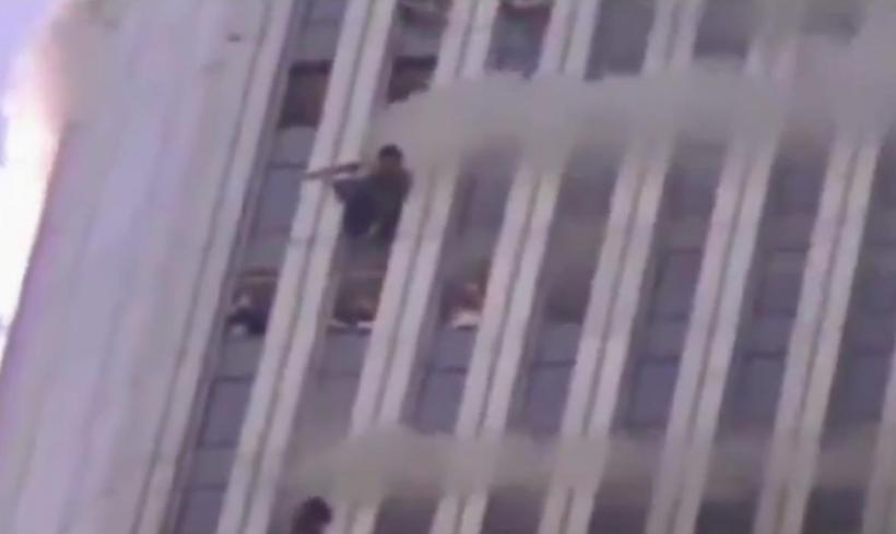 Imagini de aproape ale victimelor atacului de la 11 septembrie. Oameni fără nicio şansă de supravieţuire cer ajutor de la ferestrele turnurilor gemene