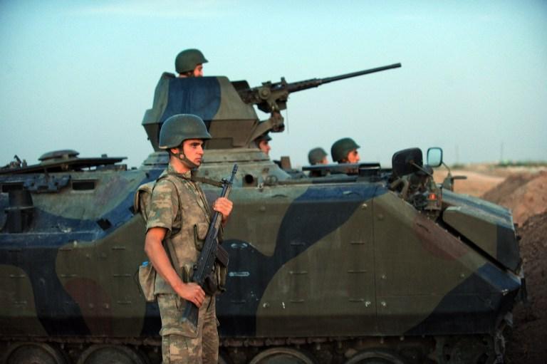 Tancuri ale armatei turce înaintează spre graniţa cu Siria. Premierul turc: Nu avem în intenţie să declanşăm un război!