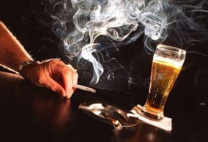 Aproape 95% dintre cancere sunt provocate de excesul de alcool, ţigări şi obezitate 