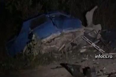 Un şofer vitezoman a provocat un grav accident în Caraş Severin: doi morţi şi trei răniţi