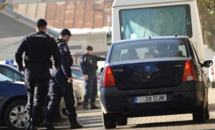 Descinderi în Bucureşti: Mai mulţi farmacişti şi medici, ridicaţi de poliţişti fiind acuzaţi de fraudă cu reţete false 