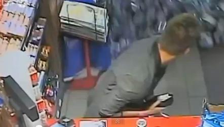 Un fotbalist belgian a intrat, în viteză, cu bolidul său Porsche, în magazinul unei benzinării. Vezi rezultatul (VIDEO)