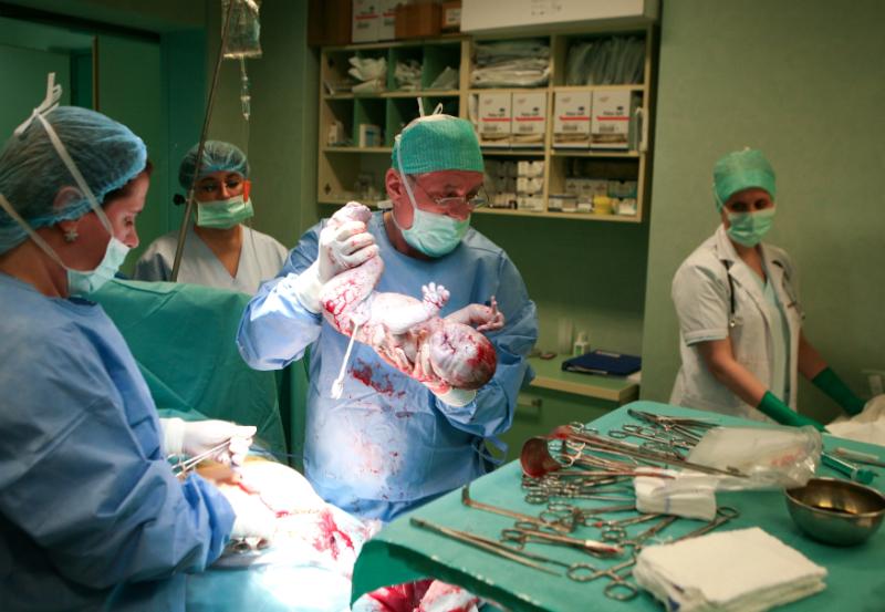  România, august 2012: Crește numărul nașterilor, deceselor, căsătoriilor, divorțurilor. Spor de populație și de familii