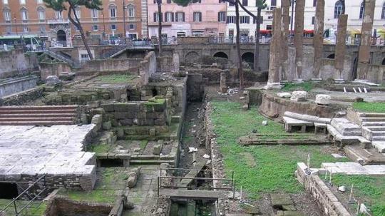 Cercetătorii au descoperit locul exact unde a fost asasinat Iulius Cezar. Vezi unde e 